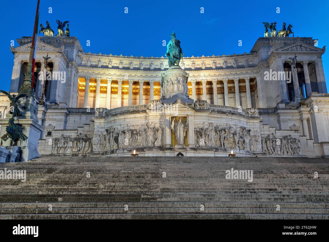 Außenansicht des Nationaldenkmals Victor Emmanuel II., beleuchtet am Abend in Rom, Italien. Stockfoto