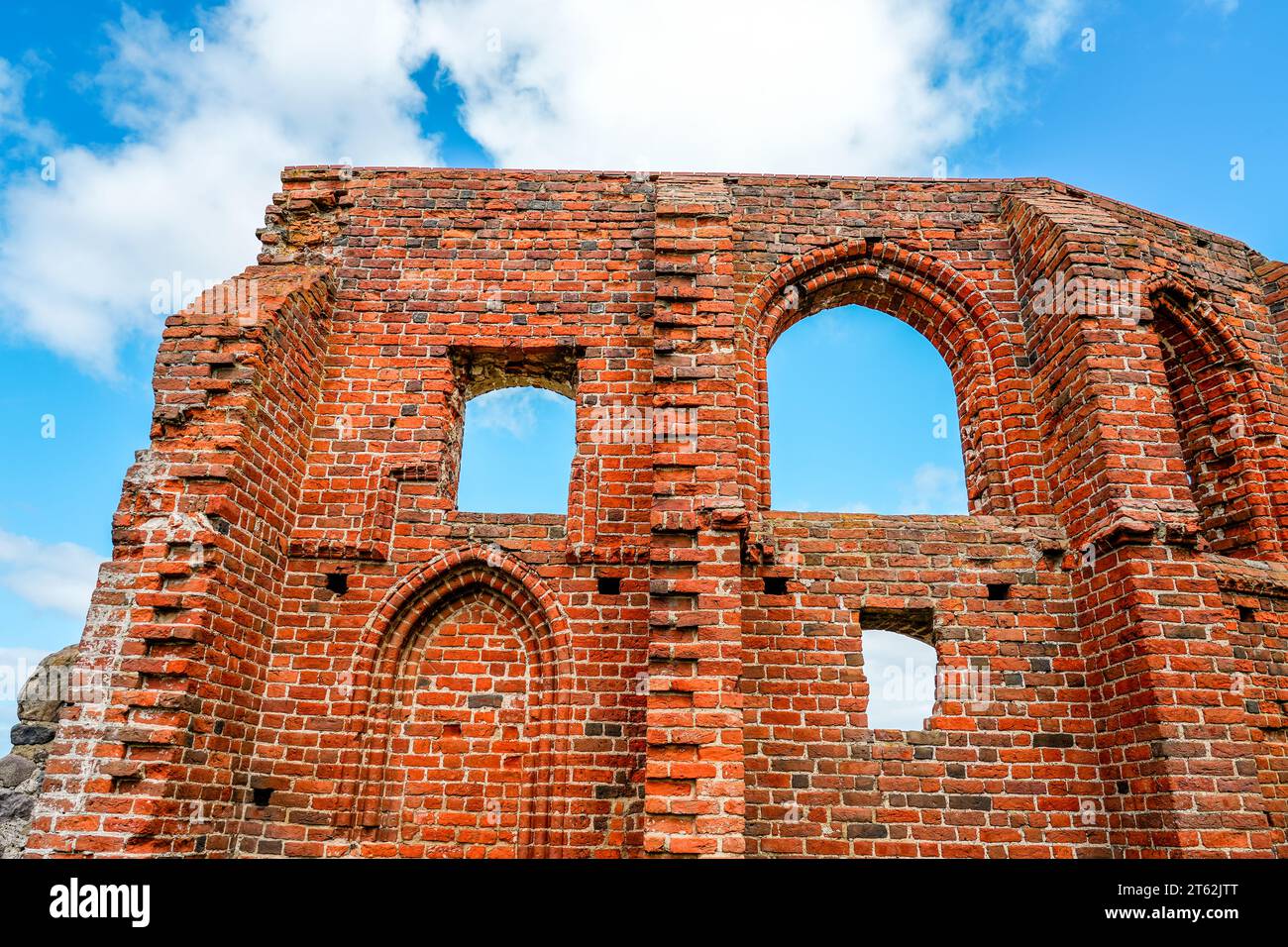 Blick auf die Ruinen der Kirche von Hoff. Alte Ruine am Strand der polnischen Ostsee. Stockfoto