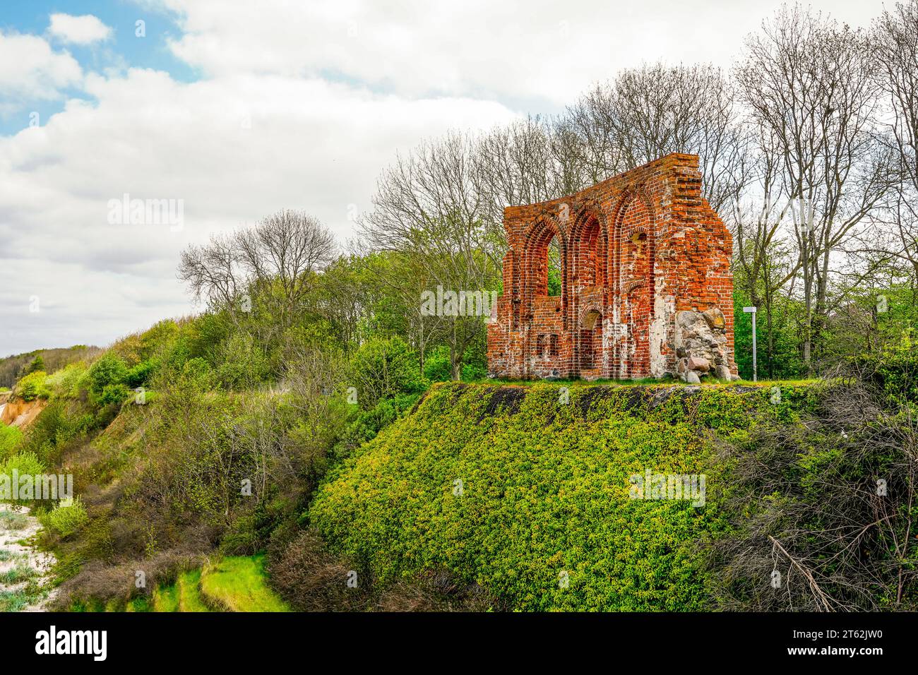 Blick auf die Ruinen der Kirche von Hoff. Alte Ruine am Strand der polnischen Ostsee mit der umliegenden Natur. Stockfoto