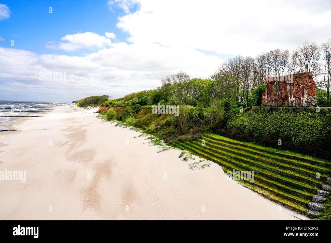 Blick auf die Ruinen der Kirche von Hoff. Alte Ruine am Strand der polnischen Ostsee mit der umliegenden Natur. Stockfoto