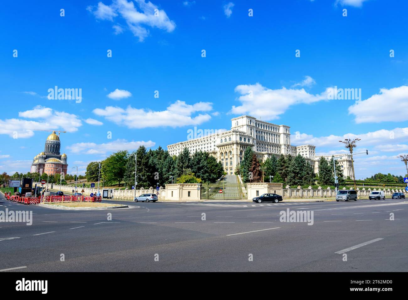 Bukarest, Rumänien, 2. Oktober 2021: Der Palast des Parlaments, auch bekannt als Volkshaus (Casa Poporului) auf dem Constitutiei-Platz (Piata Constitut Stockfoto