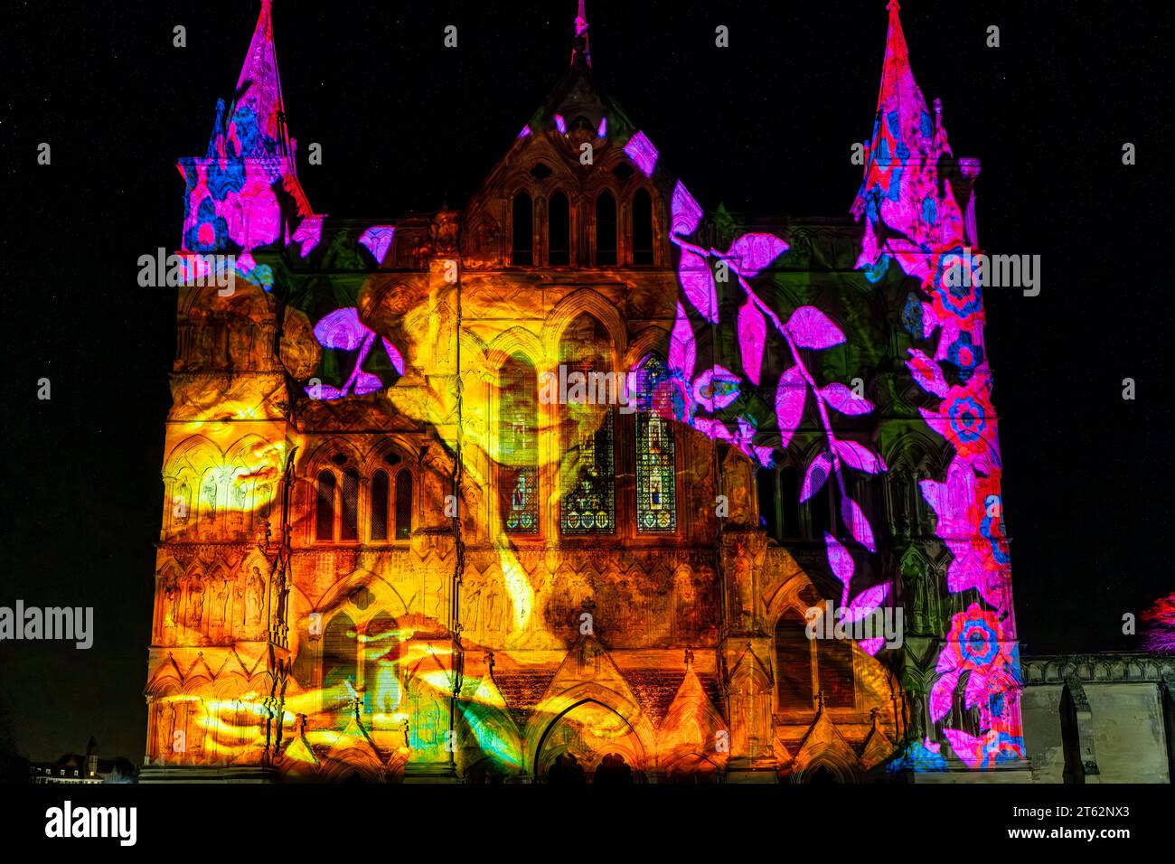 Salisbury Cathedral, Salisbury, Wiltshire, Großbritannien. November 2023. Das Äußere der Kathedrale von Salisbury wird unter den Sternen von Sarum Lights beleuchtet: Illuminating Art, ein spektakuläres Licht und Klang von Luxmuralis, die Kunst über die Jahrhunderte erforschen. Die Veranstaltung findet vom 7. November bis zum 11. November 2023 statt. Quelle: Tom Corban/Alamy Live News Stockfoto