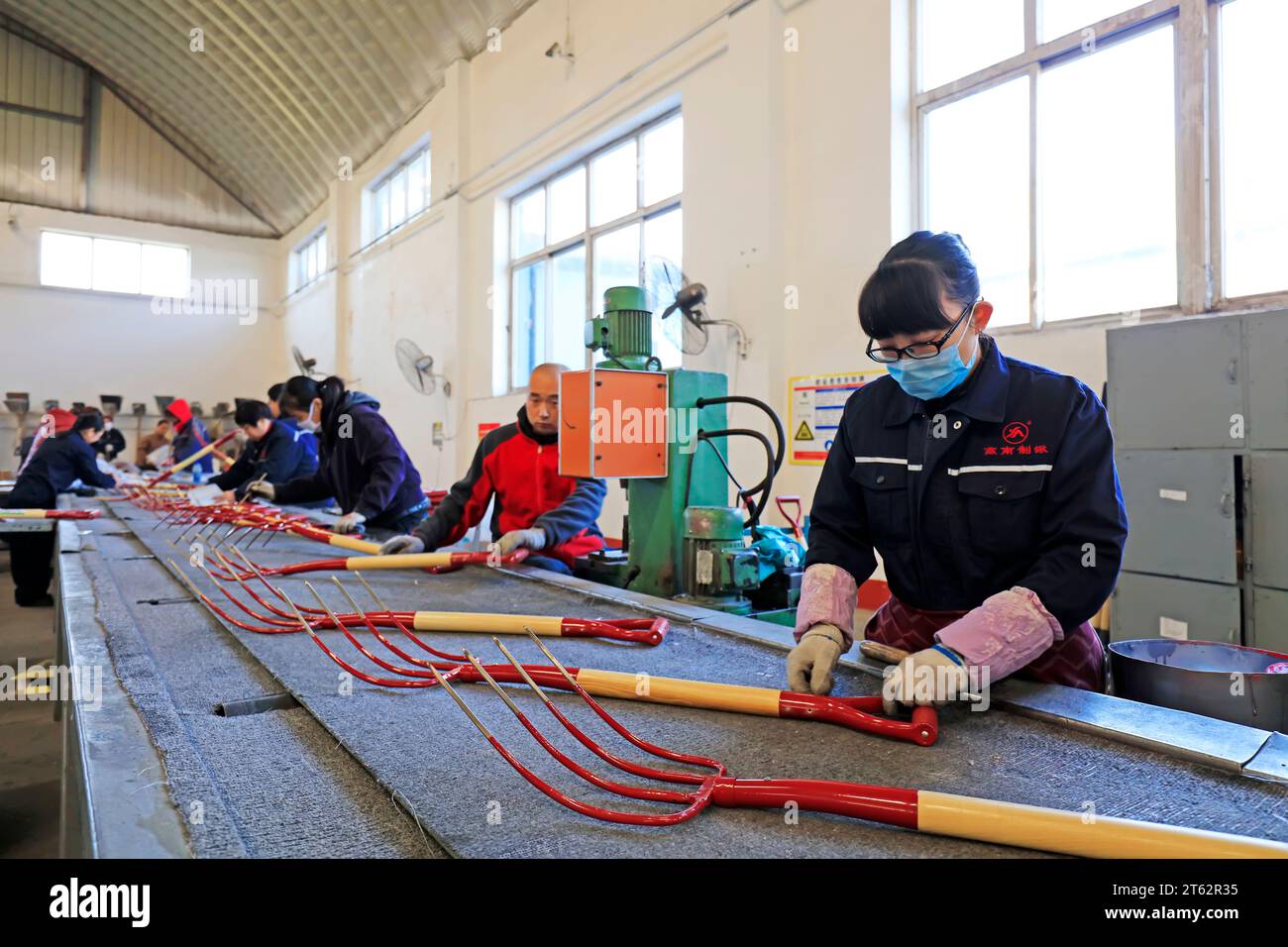 Stadt Tangshan - 1. November 2016: Arbeiter in der Stahlproduktion in einer Fabrik in der Stadt Tangshan, Provinz Hebei, China Stockfoto