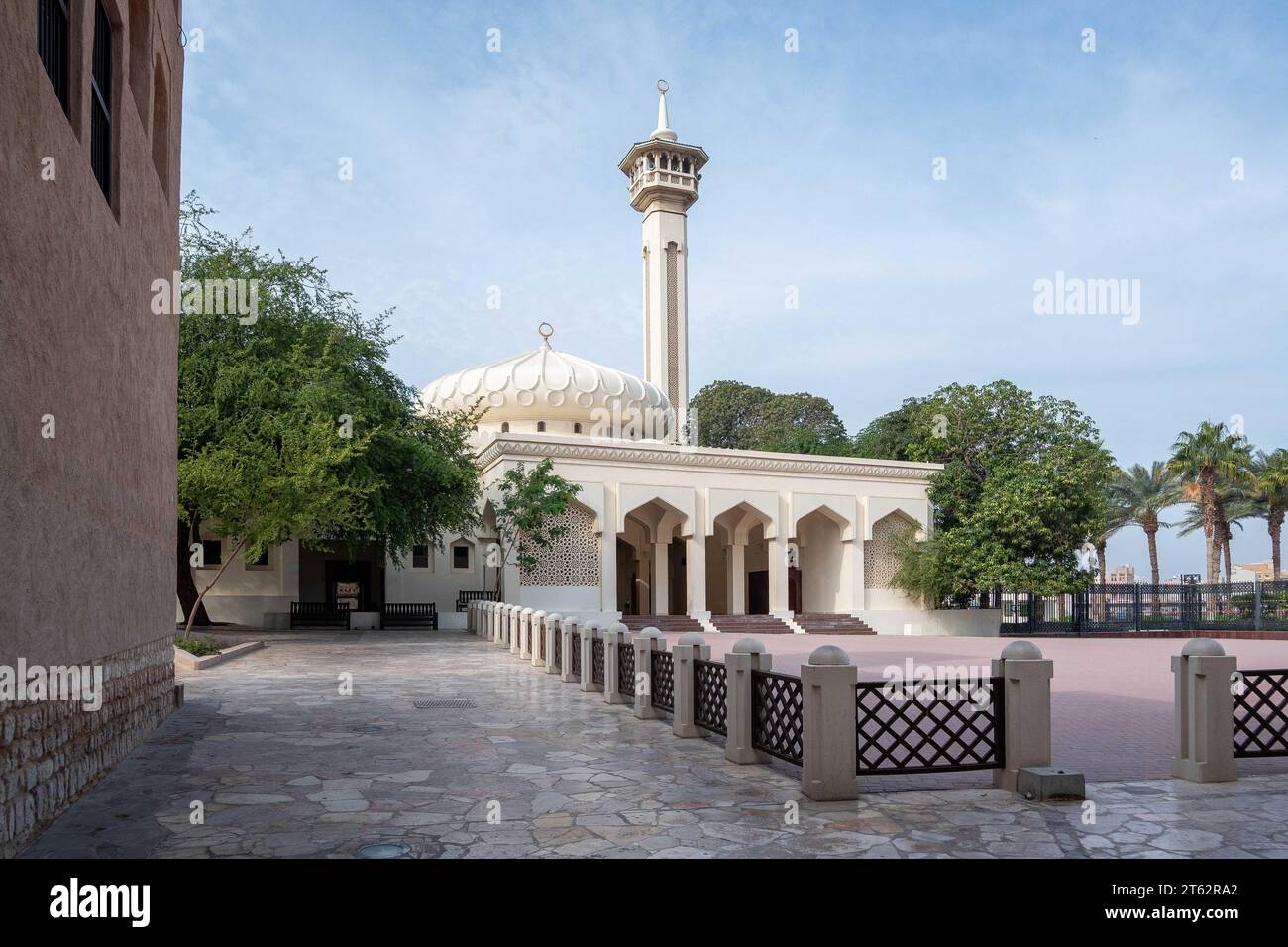 Blick auf enge, saubere Gassen zwischen traditionellen Steinhäusern in der Altstadt Souk Madinat Jumeirah, Al Fahidi, Dubai, VAE, Vereinigte Arabische Emirate Stockfoto