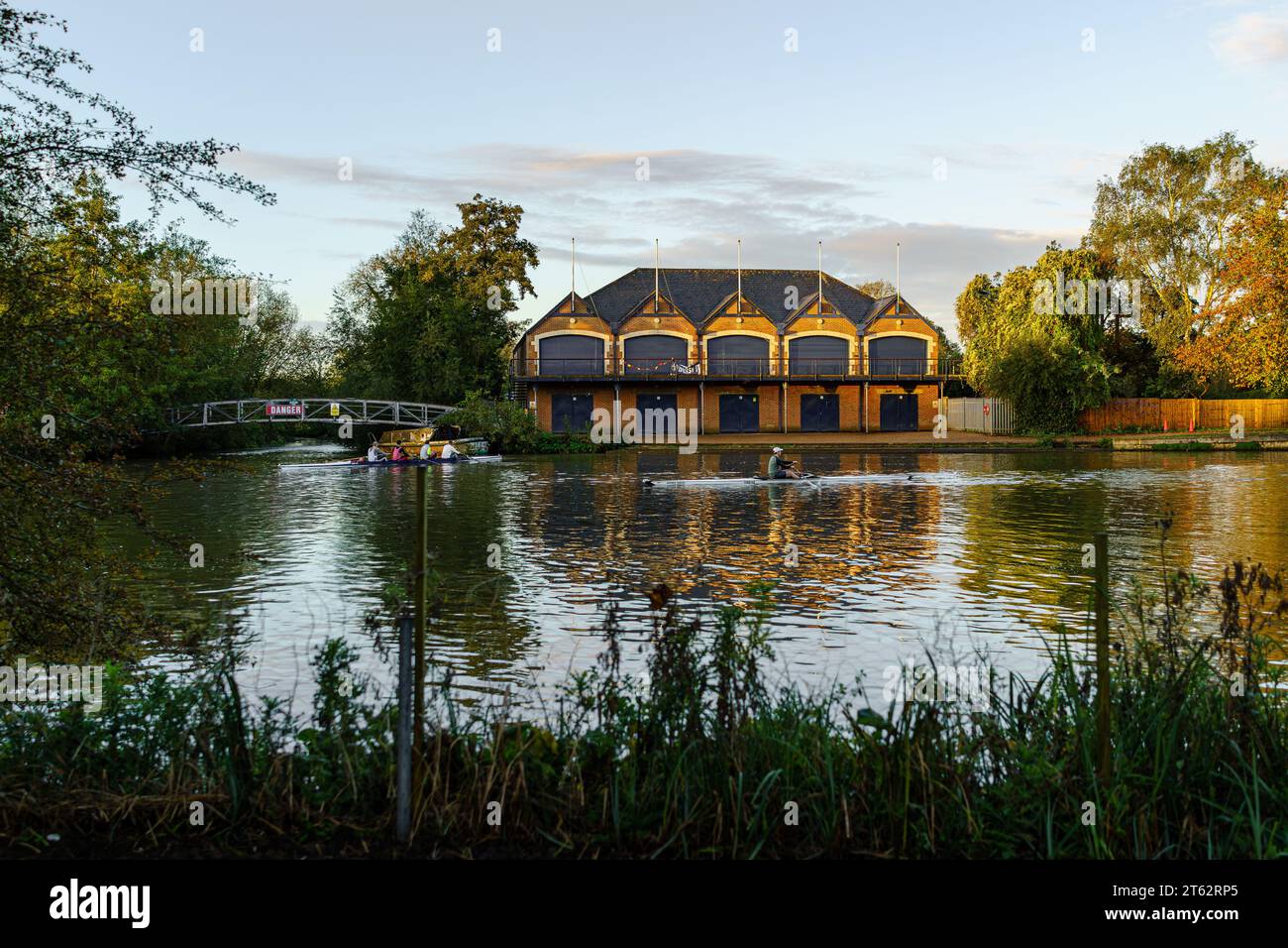 Am frühen Morgen auf der Themse, Oxford, England, UKwith College Bootshaus, Stockfoto