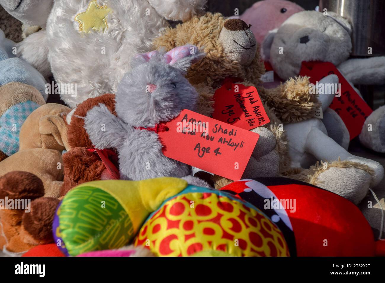 London, Großbritannien. November 2023. Plüschspielzeug mit Namen von Kindern, die in Gaza getötet wurden, werden während der Demonstration vor dem Haus von Portcullis gesehen. Die Gruppe Eltern für Palästina veranstaltete einen Protest in Westminster. Für palästinensische Kinder, die durch israelische Luftangriffe in Gaza getötet wurden. Die Demonstranten, darunter Mütter und kleine Kinder, forderten einen sofortigen Waffenstillstand. (Foto: Vuk Valcic/SOPA Images/SIPA USA) Credit: SIPA USA/Alamy Live News Stockfoto