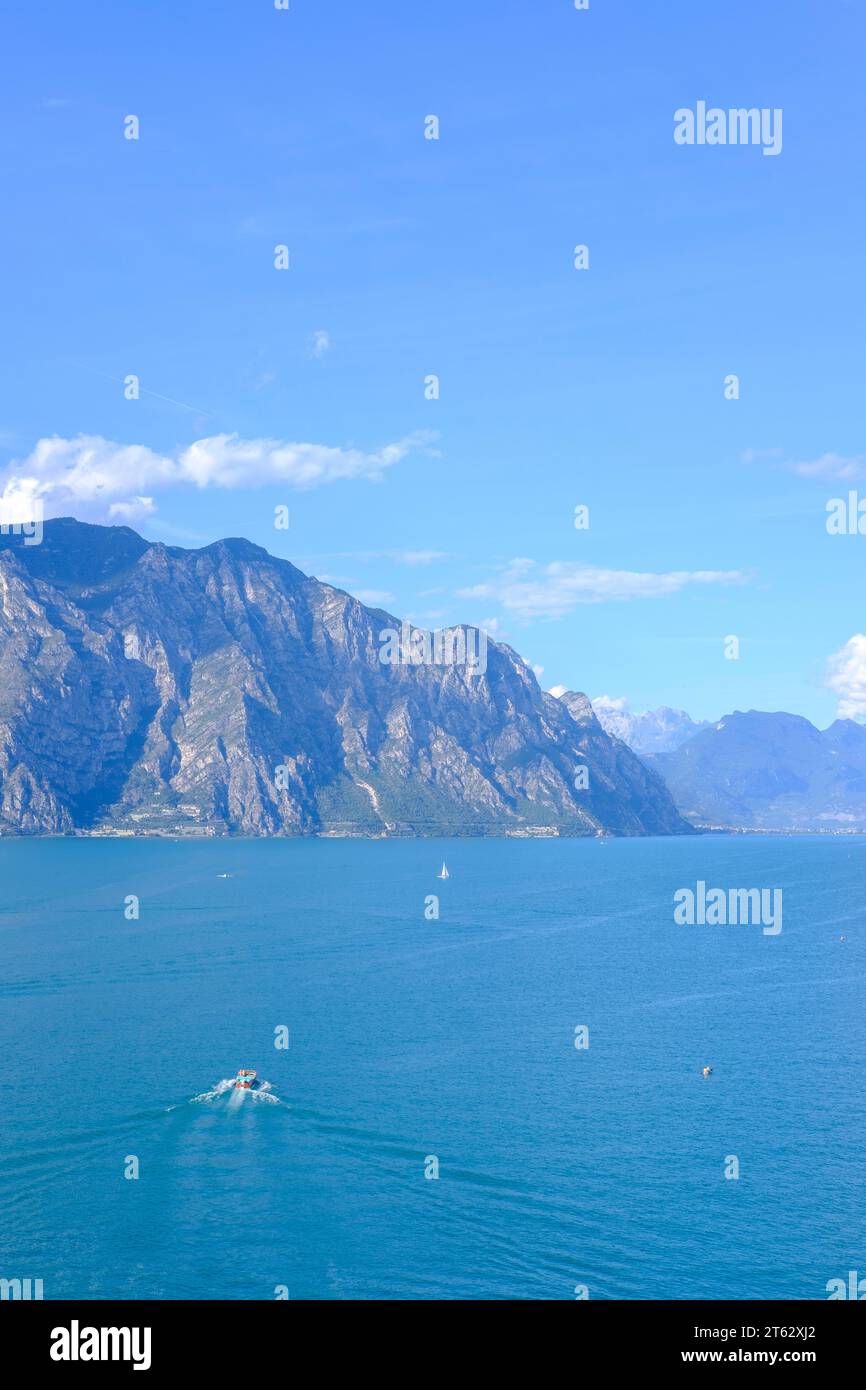 Der Gardasee ist der größte See Italiens. Es ist ein beliebter Urlaubsort in Norditalien, zwischen Brescia und Mailand im Westen und Verona und Ven Stockfoto