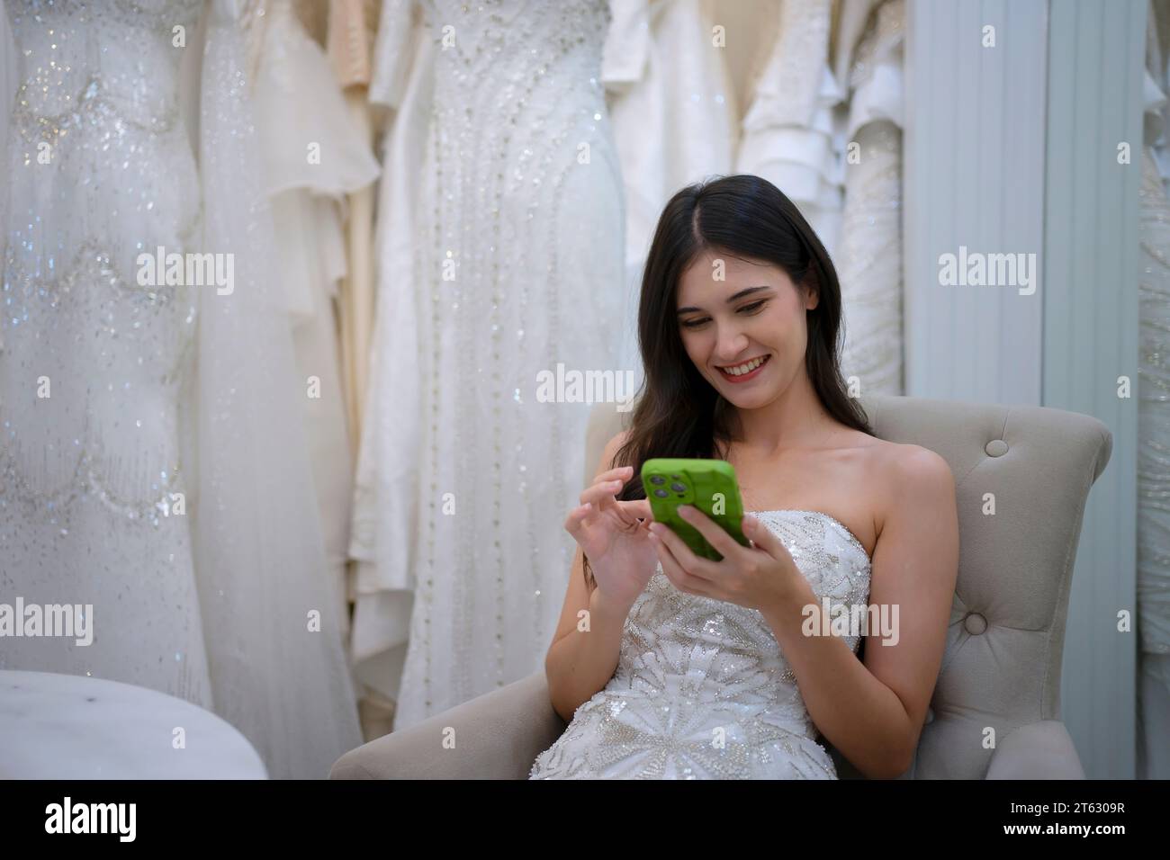 Das Braut-Selfie im Hochzeitsstudio. Lifestyle und Hochzeitskonzept. Stockfoto