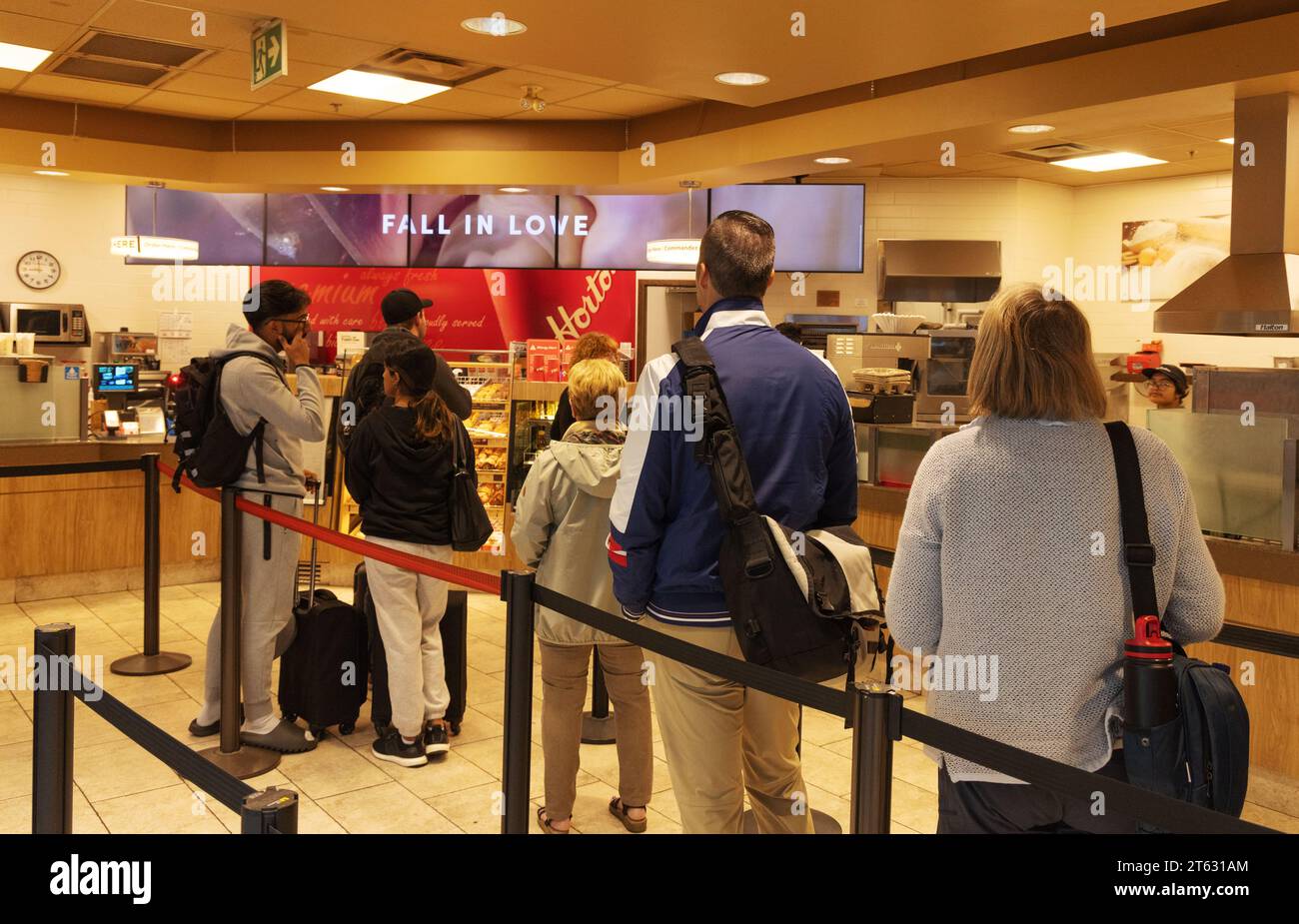 Tim Hortons Coffee Shop Canada – Kunden in der Warteschlange für Service im Coffee House, Flughafen Halifax, Halifax Nova Scotia Canada Stockfoto