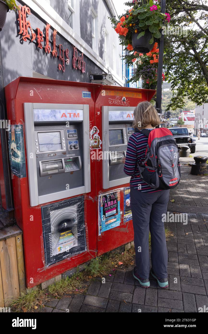 ATM Canada; Eine Frau, die einen Geldautomaten benutzt, um Geld abzuheben, St. Johns, Neufundland Kanada. Stockfoto