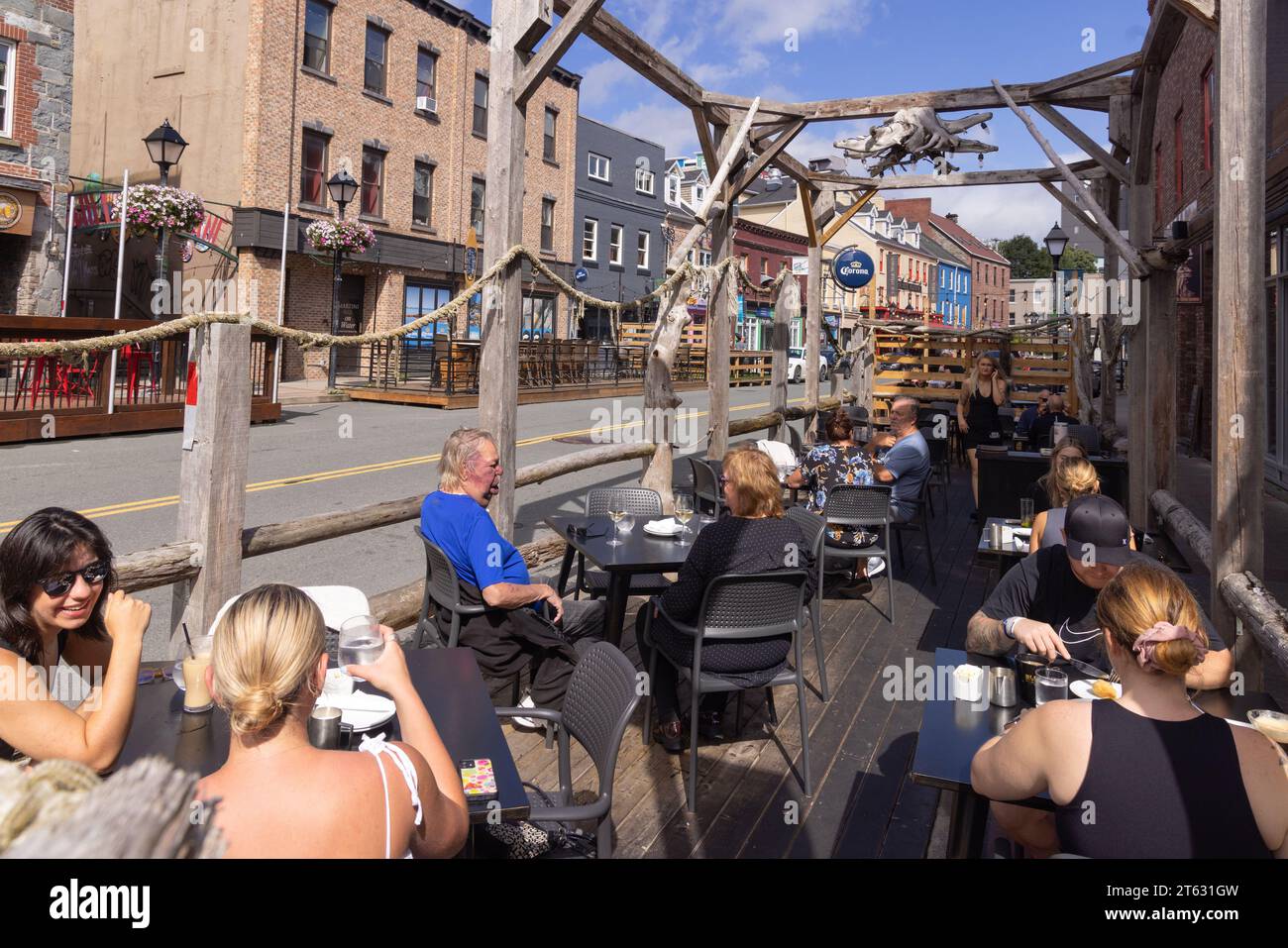 Menschen, die an einem sonnigen Herbsttag in St. Johns, Neufundland, Kanada, trinken draußen in einem Café und einer Bar im Freien. Kanadischer Lebensstil Stockfoto
