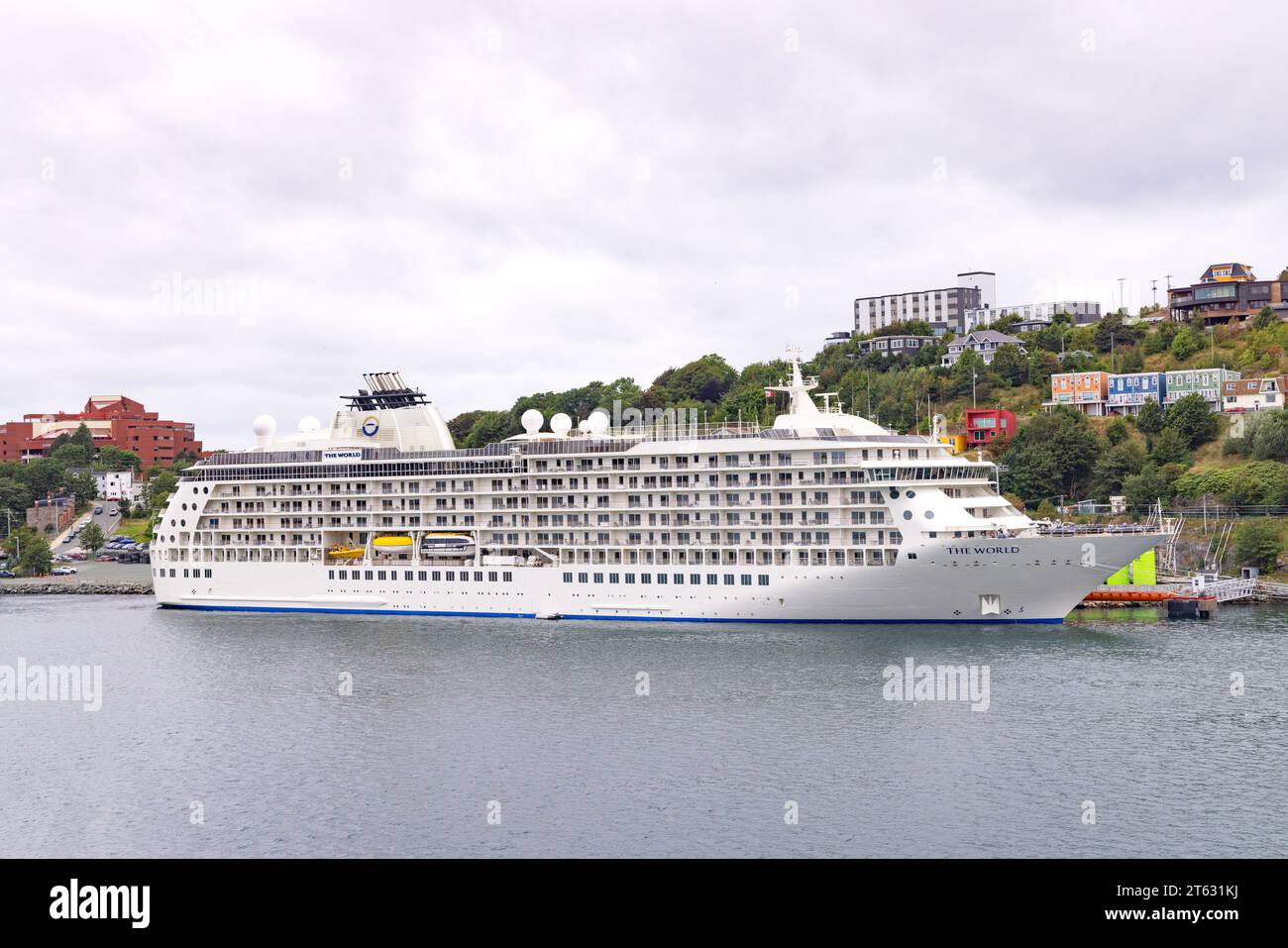 „The World“, ein luxuriöses Kreuzfahrtschiff mit privaten Wohnwohnungen, liegt im Hafen von St. Johns, Neufundland Kanada. Luxus-Lifestyle. Stockfoto
