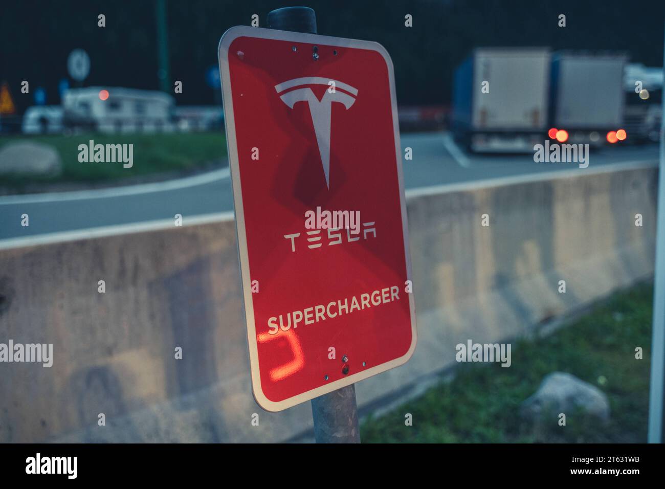 Brennero, Italien - 5. August 2023: Tesla Supercharger Ladestation für Elektroautos der Marke Tesla bei Dunkelheit an der Brennerautobahn in Italien *** Tesla Supercharger Ladestation für Tesla Elektroautos im Dunkeln auf der Brennerautobahn in Italien Credit: Imago/Alamy Live News Stockfoto