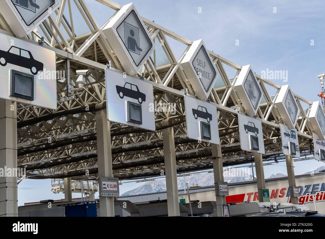 Österreich - 8. August 2023: Mautstation auf der Brennerautobahn in Österreich *** Mautstation an der Brennerautobahn in Österreich Credit: Imago/Alamy Live News Stockfoto