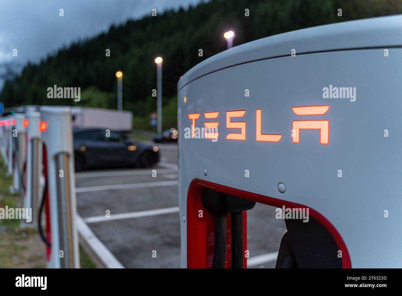 Brennero, Italien - 5. August 2023: Tesla Supercharger Ladestation für Elektroautos der Marke Tesla bei Dunkelheit an der Brennerautobahn in Italien *** Tesla Supercharger Ladestation für Tesla Elektroautos im Dunkeln auf der Brennerautobahn in Italien Credit: Imago/Alamy Live News Stockfoto