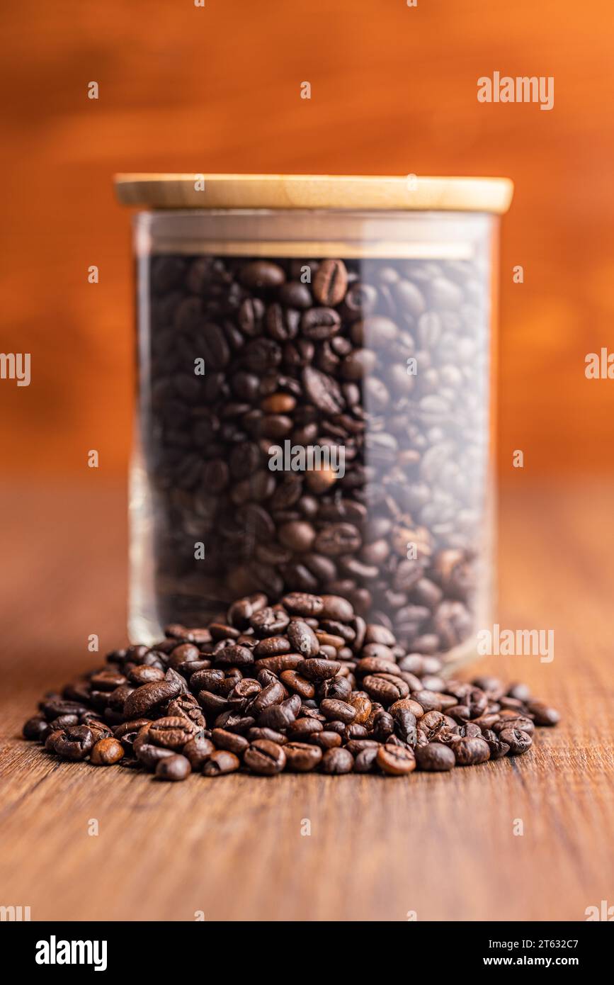 Geröstete Kaffeebohnen auf dem Holztisch. Stockfoto