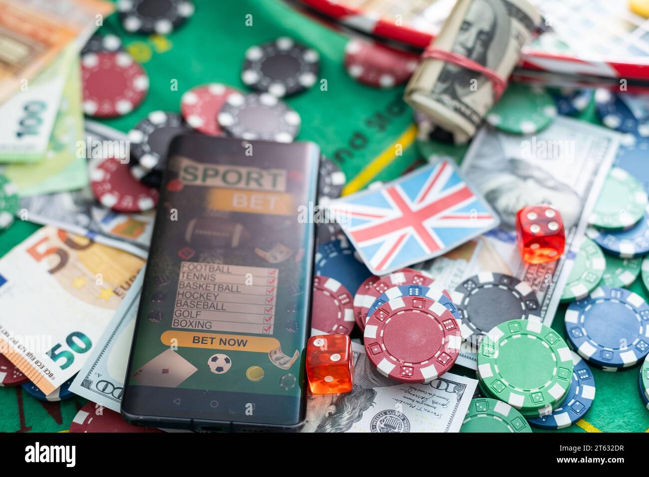 Glücksspiel. Poker concept.playing Karten, Chips und Dollars sind am neuen Pokertisch verteilt. Stockfoto