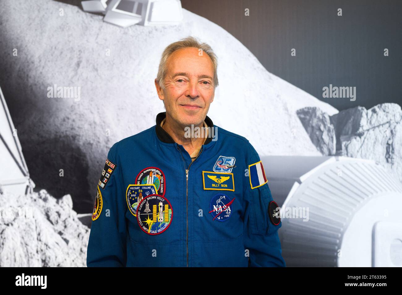 Porträt von Philippe Perrin, Astronaut, vor dem LuneXplorer-Poster, Toulouse City of Space. LuneXplorer, eine neue Erfahrung im Cite de l Space, in Anwesenheit von Jean-Baptiste Desbois, Geschäftsführer von SEMECCEL - Cite de l Space und L Envol des Pionniers. Im Rahmen der Entwicklung des Cite de l Space, eines Benchmark-Standorts für die Verbreitung der Weltraumkultur, startet Toulouse Metropole mit Unterstützung von FEDER REACT EU, SEMECCEL und der Region Occitanie Pyrenäen-Mittelmeer. und die Teilnahme der ESA und des CNES, ein neues, in Europa einzigartiges Besuchererlebnis, das es sein wird Stockfoto