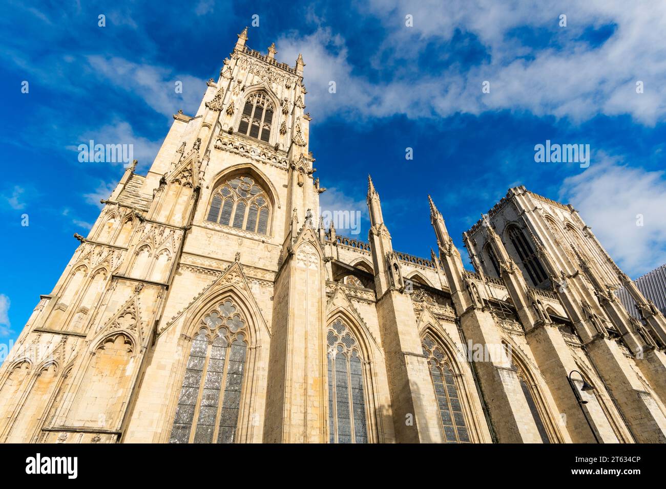 Weitwinkelansicht der Ostfassade von York Minster, England, Großbritannien Stockfoto