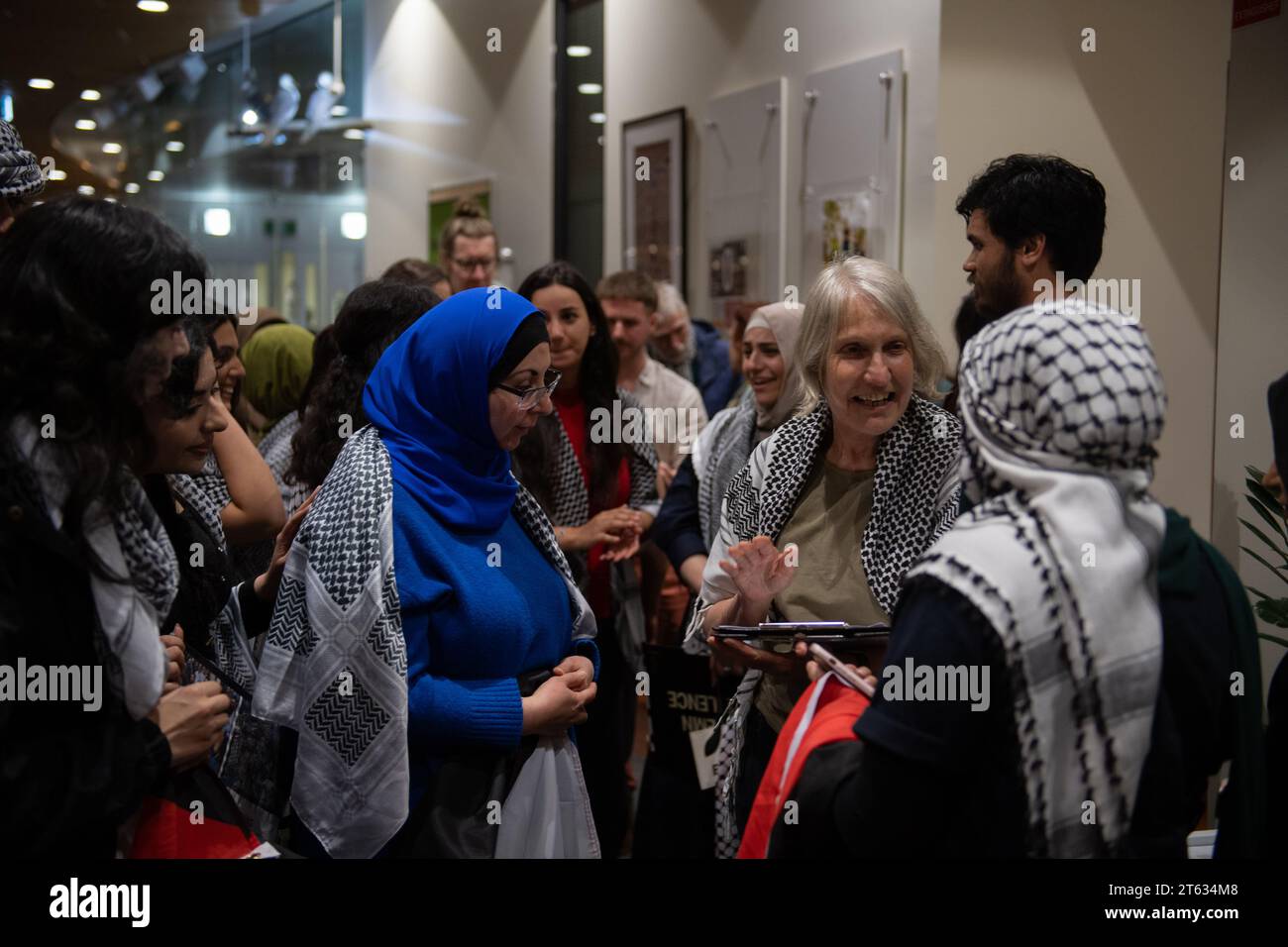 November 2023, Melbourne, Australien. Sue Bolton, Ratsmitglied der Sozialistischen Allianz, feiert mit palästinensischen Unterstützern, nachdem die Mitglieder des Merri-bek-rates 6-4 für einen Antrag gestimmt haben, der die Unterstützung eines Waffenstillstands in Gaza, die Bereitstellung humanitärer Hilfe und das Führen einer palästinensischen Flagge über dem Rathaus von Coburg beinhaltet. Quelle: Jay Kogler/Alamy Live News Stockfoto