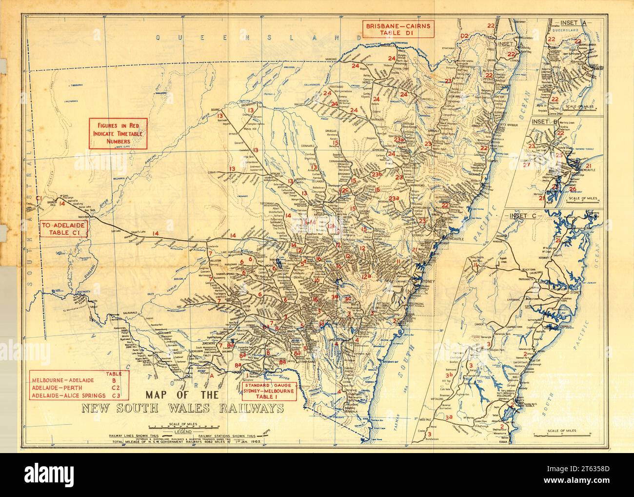 Eine historische Karte aus den 1960er Jahren von New South Wales, Australien, die alle Eisenbahnlinien zeigt. Die ausklappbare Karte in A3-Größe (ca.) wurde als Teil des Collins Australian Clear School Atlas, Brodie, F (Editor) veröffentlicht. Stockfoto