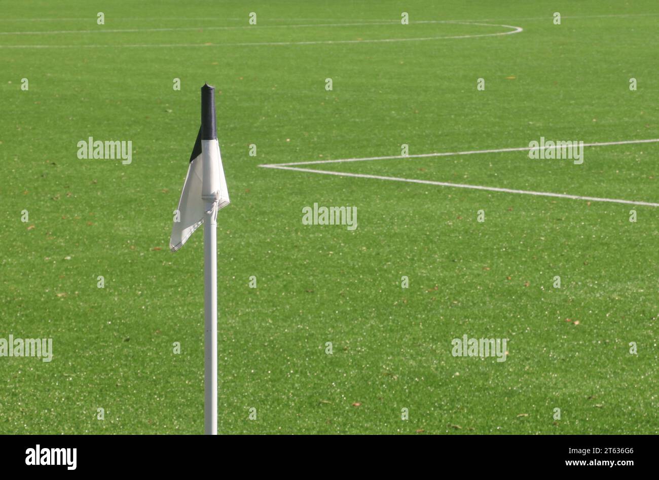 Schwarz-weiße Fußball-Eckfahne auf der Seite des leeren Spielfelds Stockfoto