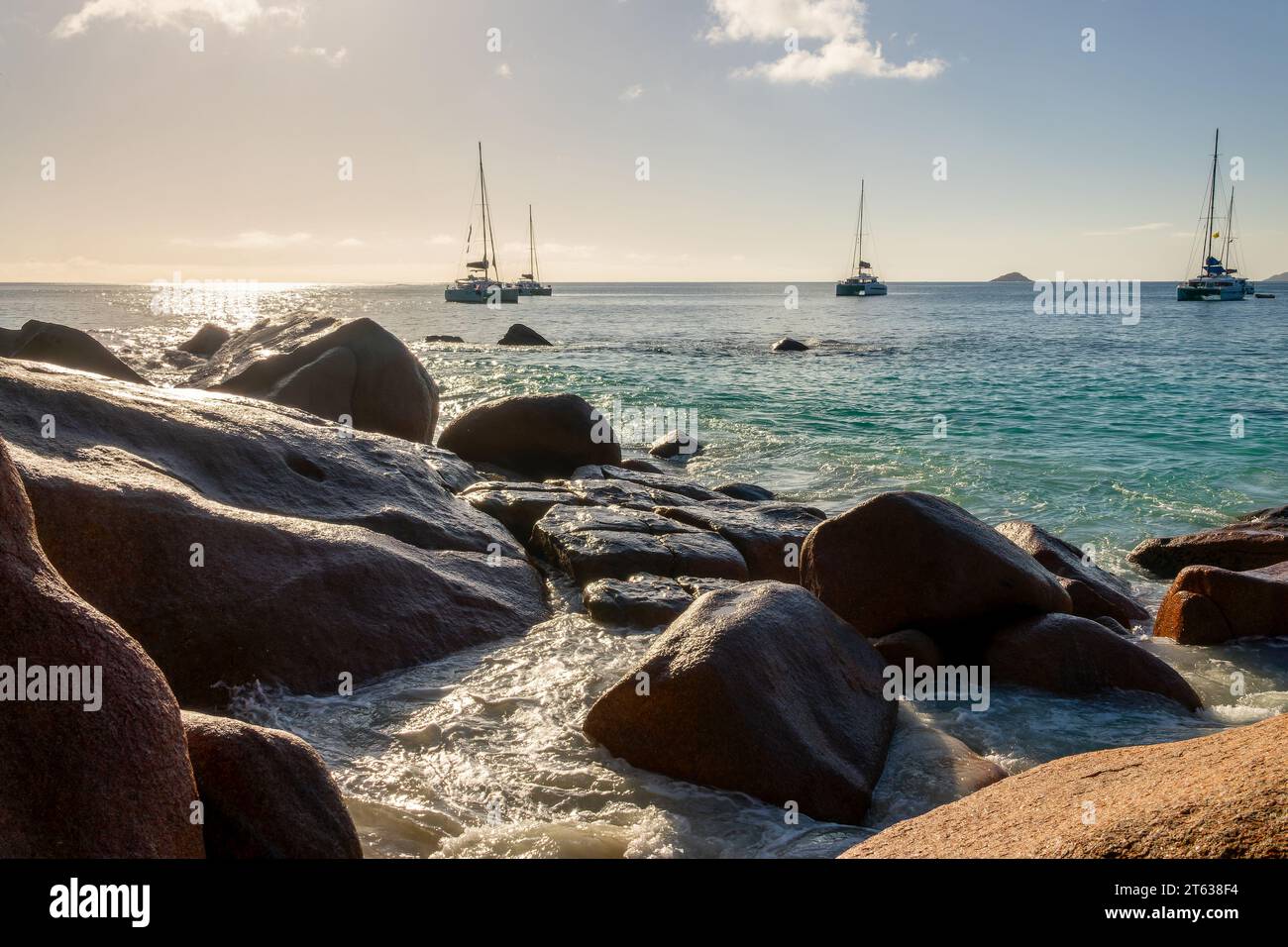 Granitfelsen und Segelboote in Anse Lazio, malerischer Strand auf Praslin Island, Seychellen Stockfoto