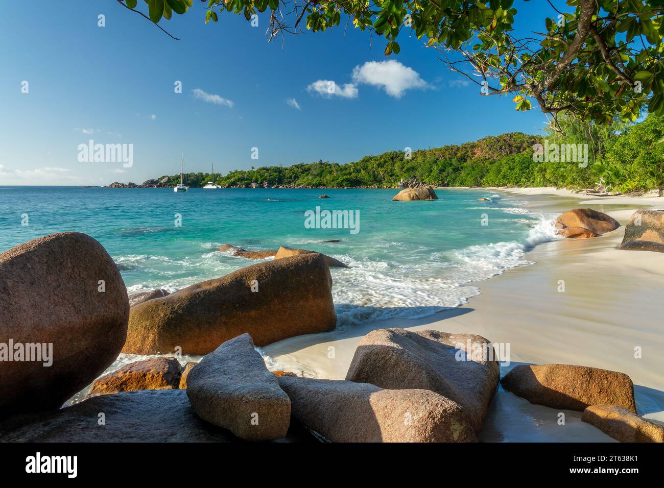 Granitfelsen in Anse Lazio, malerischer Strand auf Praslin Island, Seychellen Stockfoto