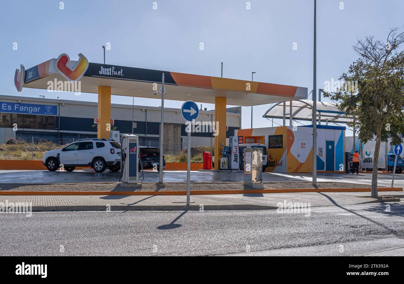 Felanitx, Spanien; 5. november 2023: Günstige Tankstelle des multinationalen Unternehmens Just Fuel in der mallorquinischen Stadt Felanitx, Spanien Stockfoto