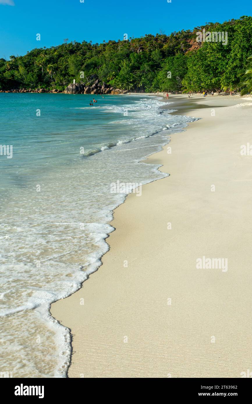 Menschen in Anse Lazio, malerischer Strand auf Praslin Island, Seychellen Stockfoto