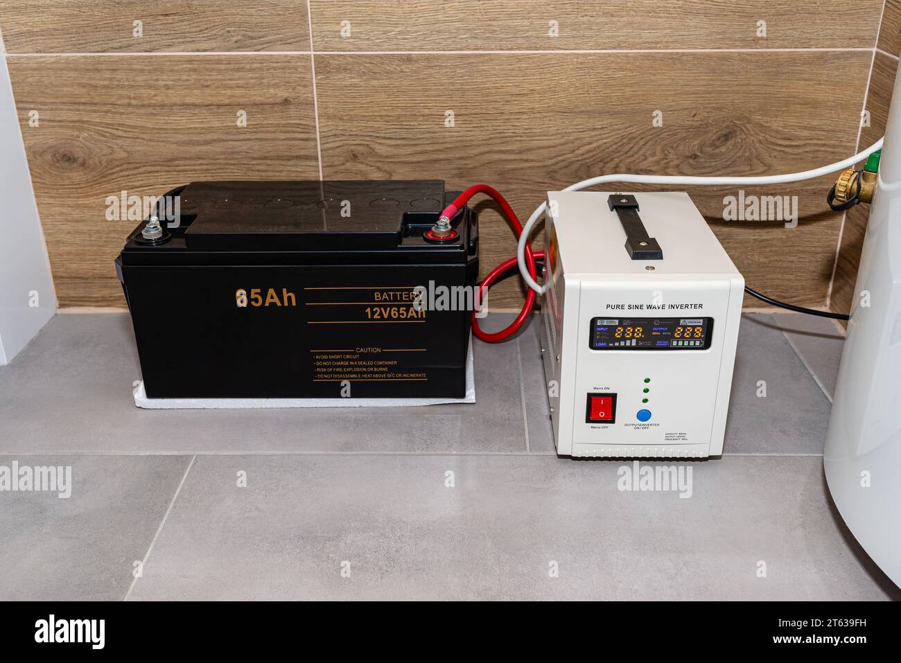 Notstromversorgung mit einer 12 V 65 Ah Batterie für unterbrechungsfreie reine sinusförmige Wechselspannung von 230 Volt. Stockfoto