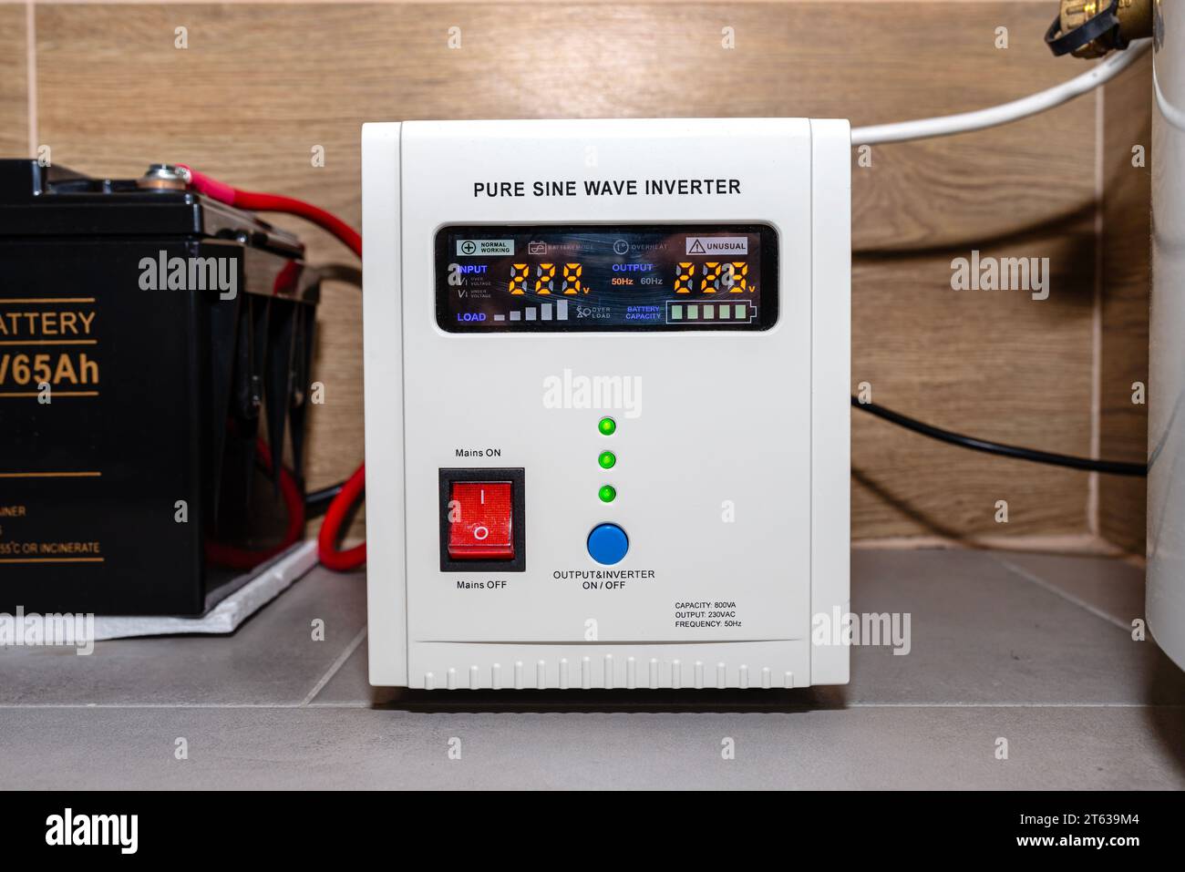 Notstromversorgung mit einer 12 V 65 Ah Batterie für unterbrechungsfreie reine sinusförmige Wechselspannung von 230 Volt. Stockfoto