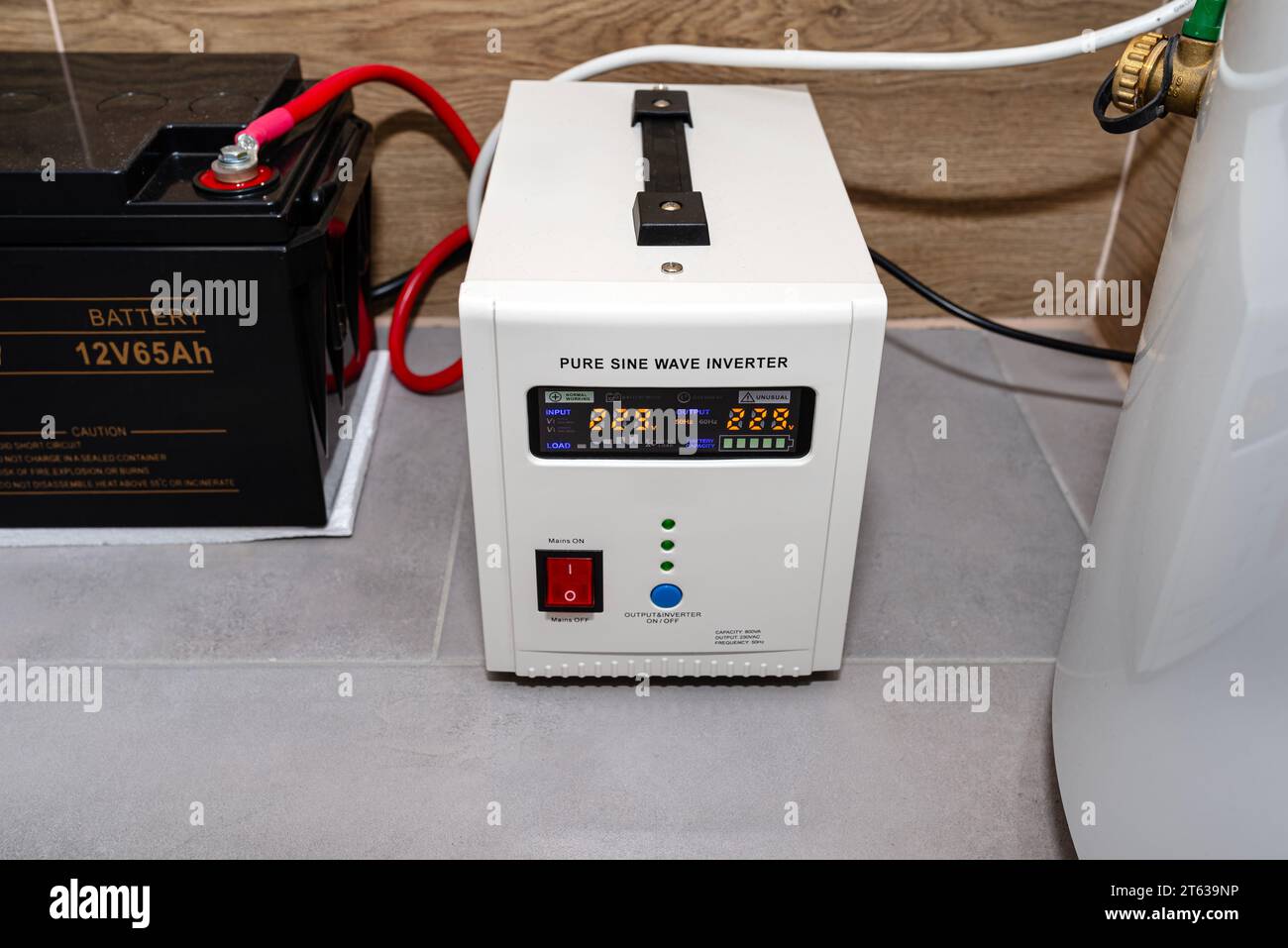 Notstromversorgung mit einer 12 V 65 Ah Batterie für unterbrechungsfreie reine sinusförmige Wechselspannung von 230 Volt. Stockfoto