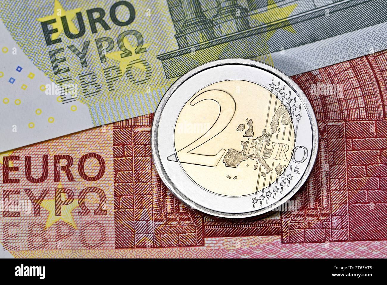 2-Euro-Münze auf 5- und 10-Euro-Banknoten Stockfoto