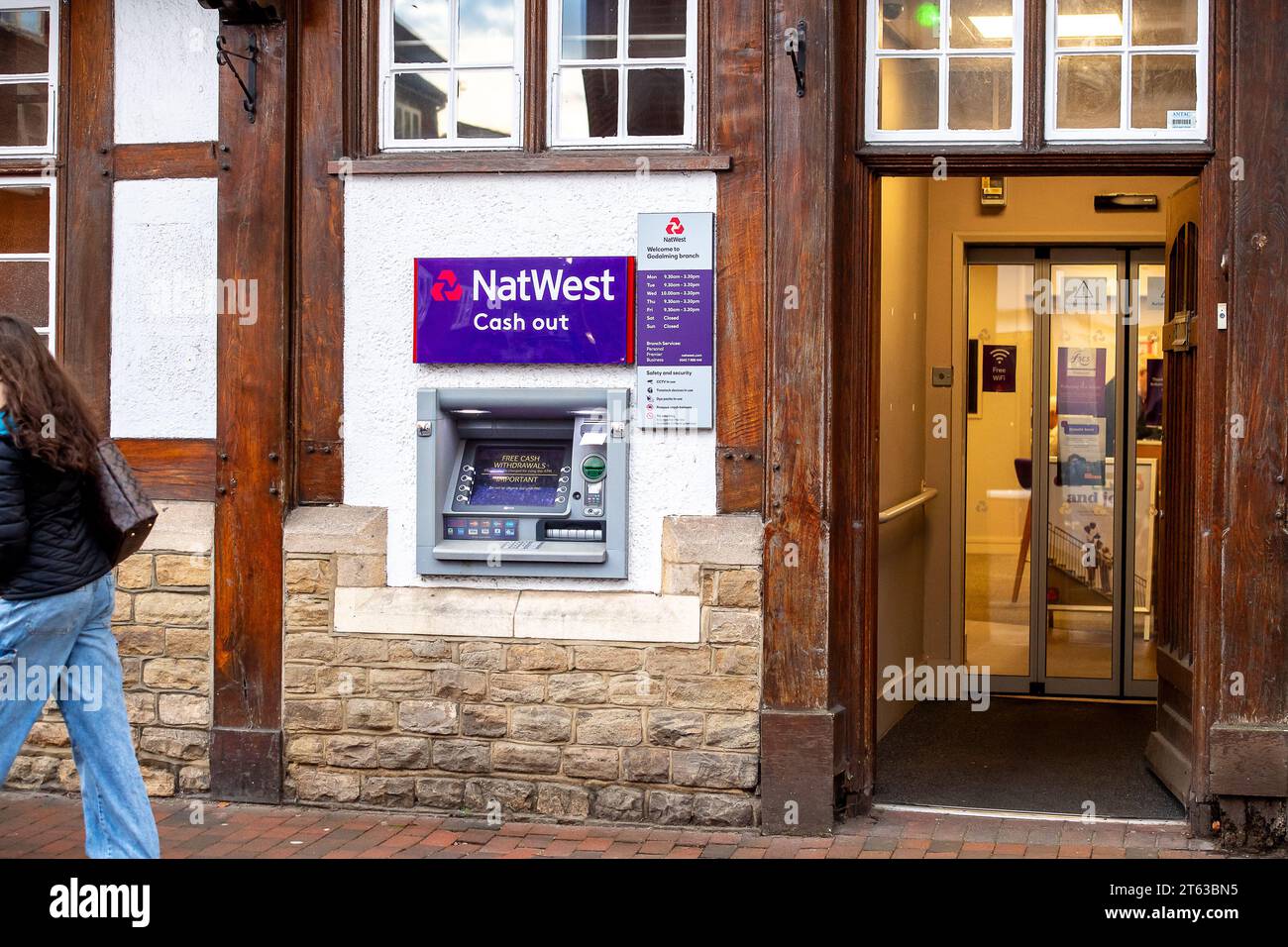 Godalming, Surrey, Großbritannien. November 2023. Eine Bankfiliale in NatWest in Godalming, Surrey. Nach dem Bankenskandal von Nigel Farage, bei dem seine Konten von der Coutts Bank, die im Besitz von NatWest ist, geschlossen wurden, ist die Zahl der Beschwerden von Kunden über ihre Bankkonten erheblich gestiegen. Die Zahl der von der Finanzaufsichtsbehörde bewilligten Rechtsmittel hat angesichts einer stärkeren öffentlichen Kontrolle zugenommen. Quelle: Maureen McLean/Alamy Live News Stockfoto