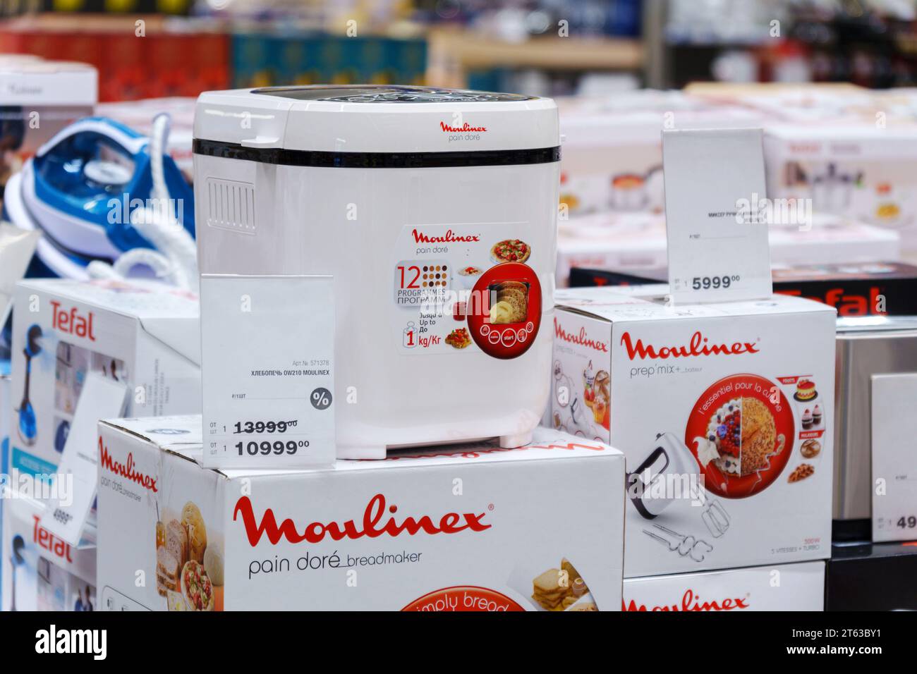 Tyumen, Russland, 04. November 2023: Textfirma des Markenlogos von Moulinex des Kleinhandelsgeschäfts für Haushaltsgeräte Stockfoto