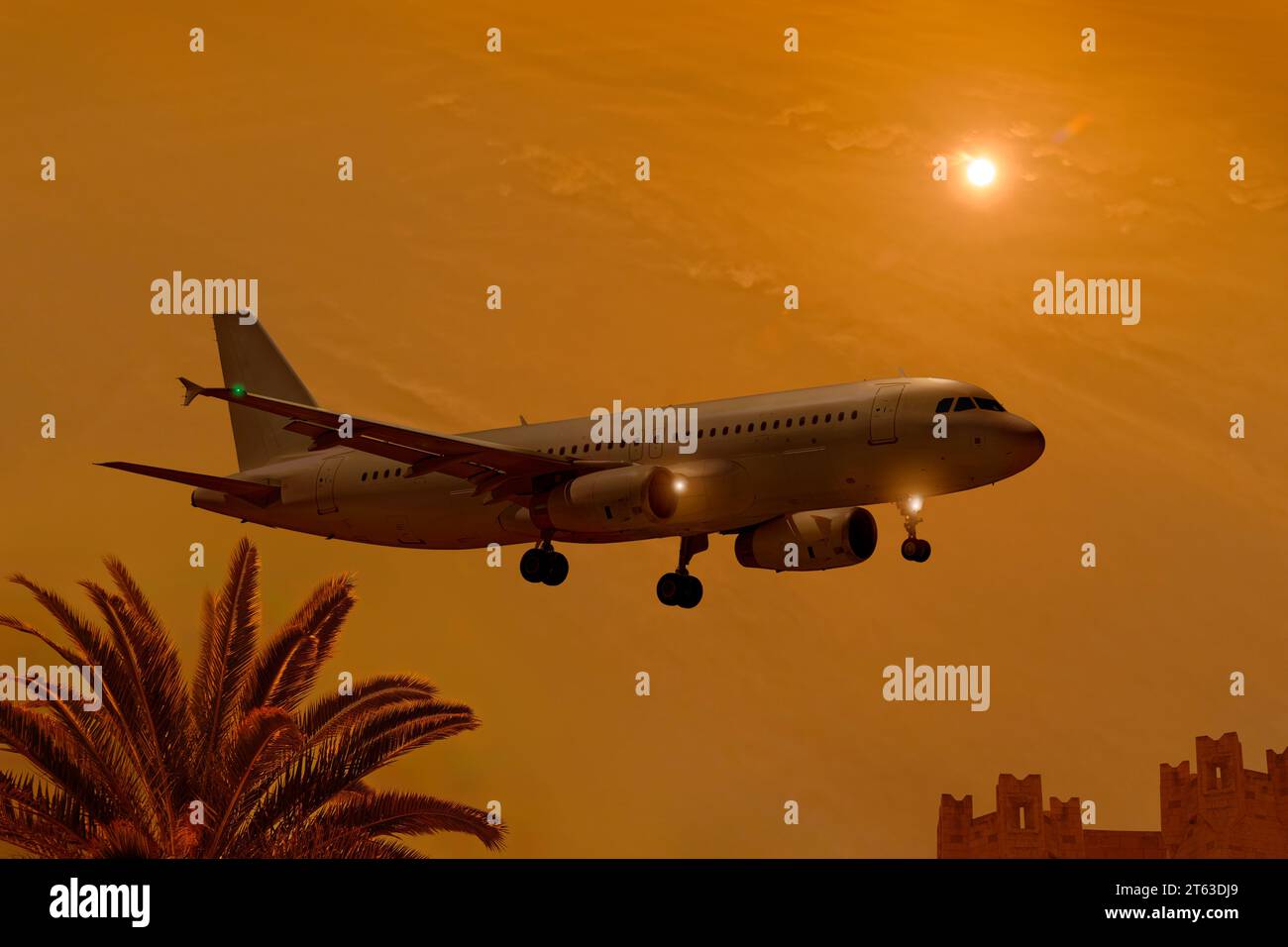 Das Flugzeug landet in Richtung Sonnenuntergang. Airbus A320-200 ohne Lackierung. Stockfoto