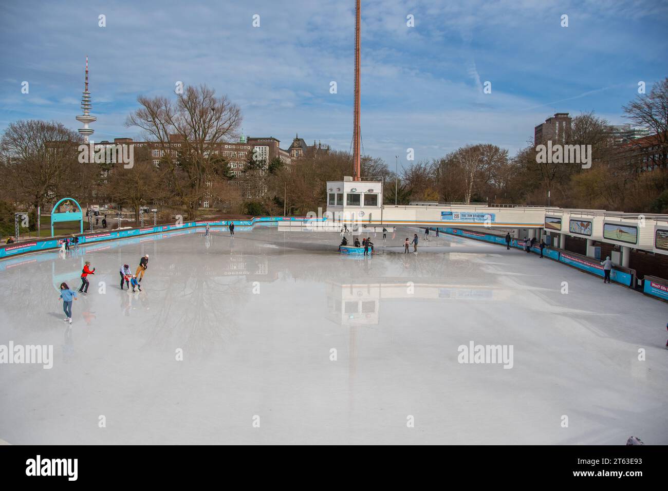 Deutschland, Hamburg, Menschen Eislaufen in Planten un Blomen Park in der  Dmmerung Stockfotografie - Alamy