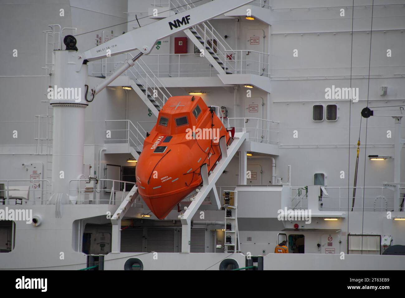 Hamburg, Deutschland 17. März 2023, das Freifall-Rettungsboot auf dem Heck eines Containerschiffs Stockfoto