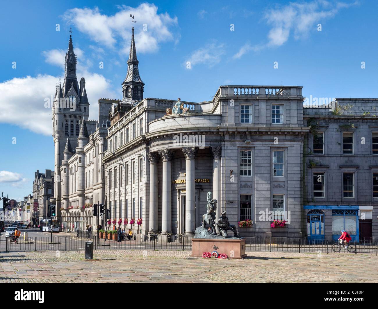 13. September 2022: Aberdeen, Schottland, Großbritannien - Blick vom Marktplatz auf die Granitarchitektur, für die die Stadt berühmt ist... Stockfoto