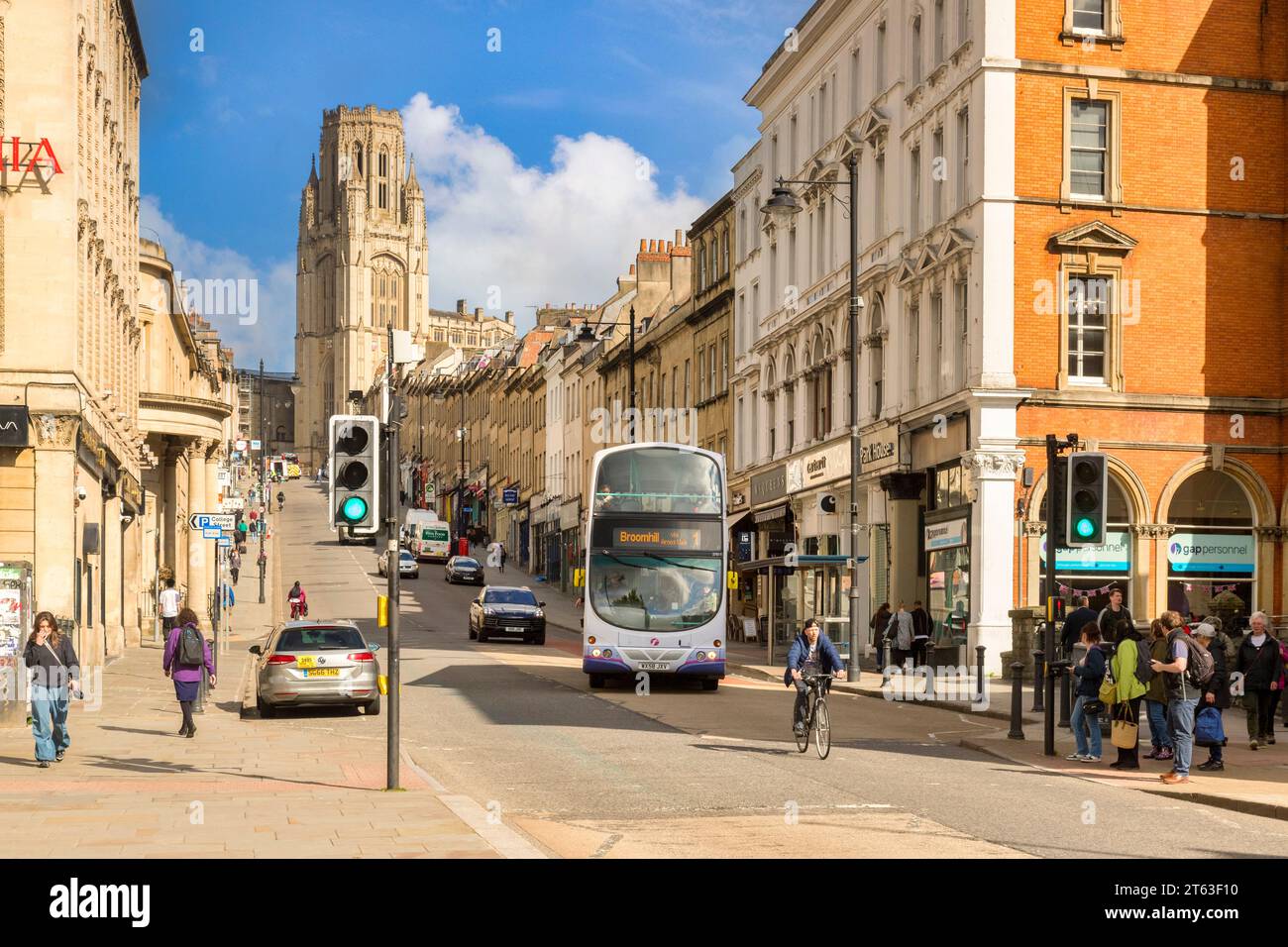11. Mai 2023: Bristol, UK – Park Street, eine geschäftige Einkaufsstraße im Stadtzentrum, begann 1761. Es war Bristols frühestes Beispiel für einheitlich gestufte... Stockfoto