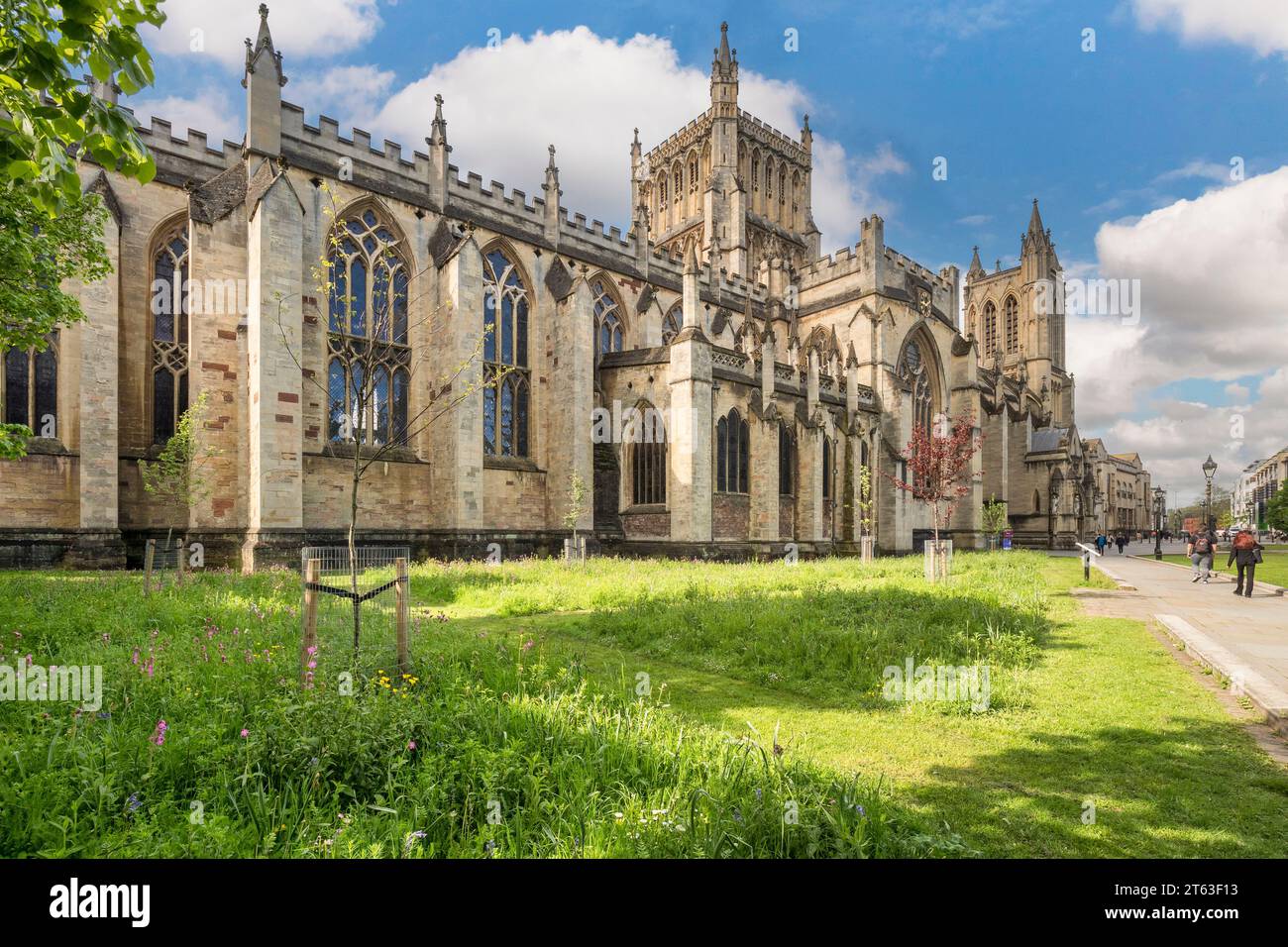 11. Mai 2023: Bristol, UK - Bristol Cathedral, Kathedrale Kirche der Heiligen und ungeteilten Dreifaltigkeit, an einem sonnigen Frühlingsmorgen im No Mow May. Stockfoto