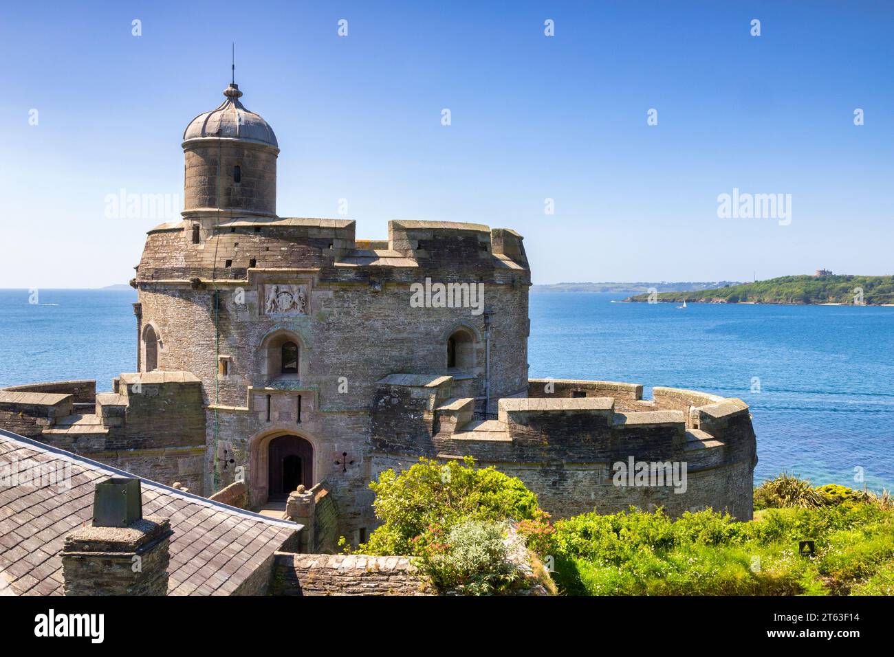 26. Mai 2023: St Mawes, Roseland Peninsula, Cornwall, Vereinigtes Königreich - St Mawes Castle, erbaut von Heinrich VIII. Zur Verteidigung des Flusses FAL, zusammen mit... Stockfoto