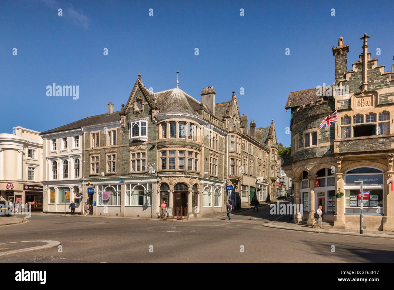 2. Juni 2023: Tavistock, Devon, Großbritannien - schöne alte Gebäude am Bedford Square, an einem Sommertag mit tiefblauem Himmel. Ein dauerhaftes Spiegelbild des großen W Stockfoto 2. Juni 2023: Tavistock, Devon, Großbritannien - schöne alte Gebäude am Bedford Square, an einem Sommertag mit tiefblauem Himmel. Ein dauerhaftes Spiegelbild des großen W Stockfoto