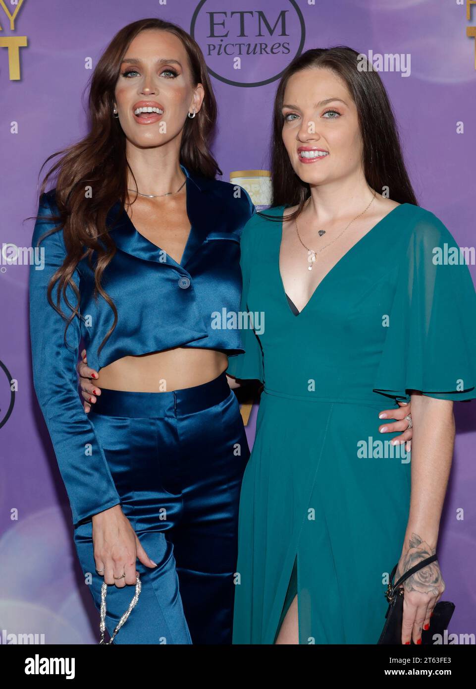 Hollywood, Ca. November 2023. Amanda Terry, Robin Cook bei der Uraufführung von Holiday Twist im TCL Chinese Theater in Hollywood, Kalifornien am 7. November 2023. Quelle: Faye Sadou/Media Punch/Alamy Live News Stockfoto