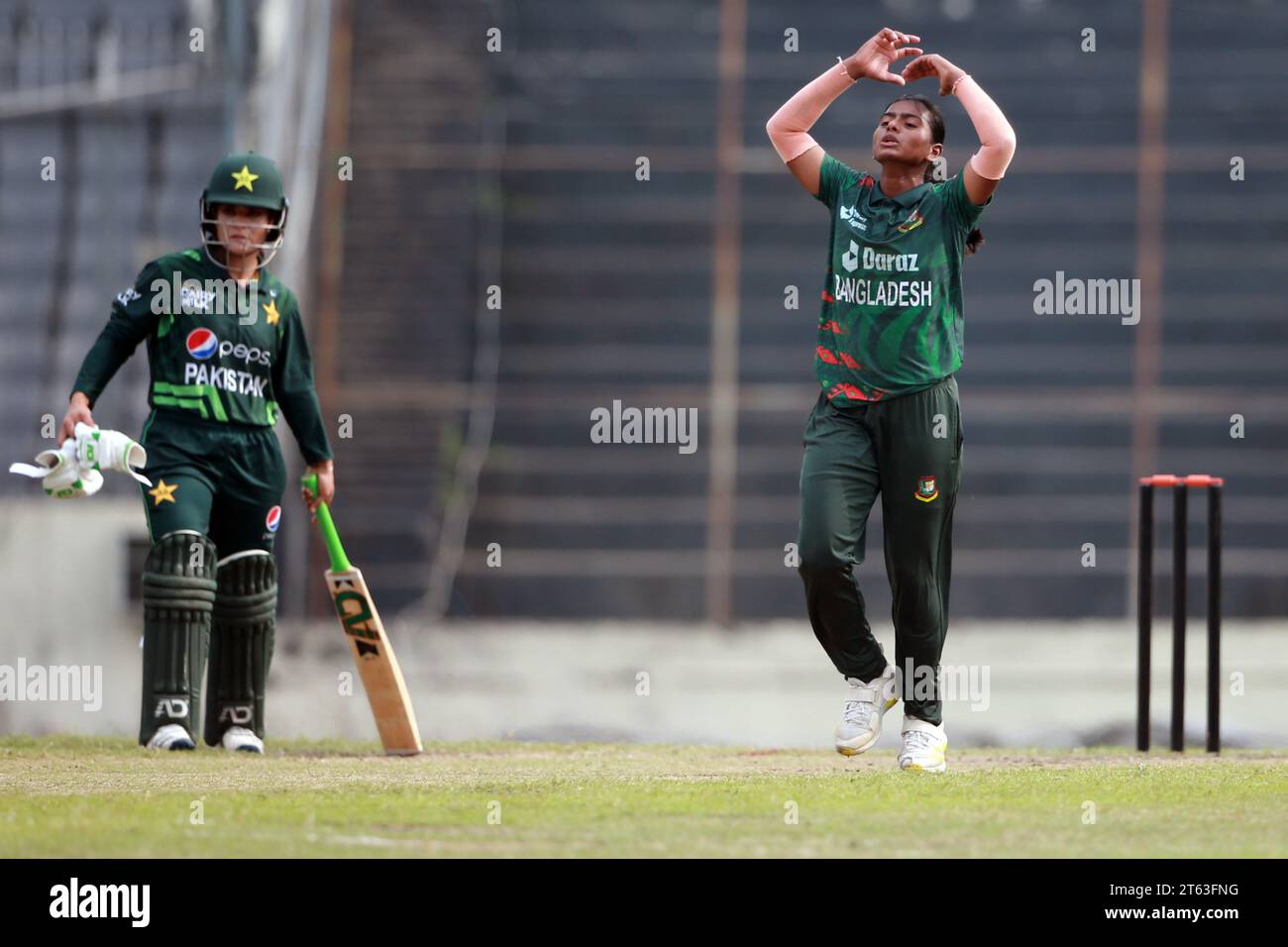 Das Bangladesche Cricket-Team Pace Bowlerin Marufa Akter spielt im zweiten ODI-Spiel im Sher-e-Bangla National Cricket Stadium i gegen Pakistan Stockfoto