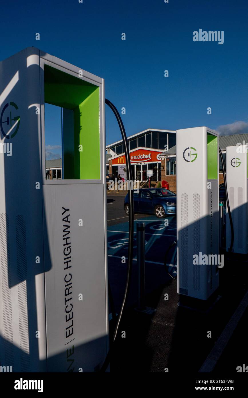 Elektrische Ladestationen an der South bound Watford Gap Motorway Services an der M1 in der Nähe des Dorfes Watford, Northamptonshire, England. Stockfoto