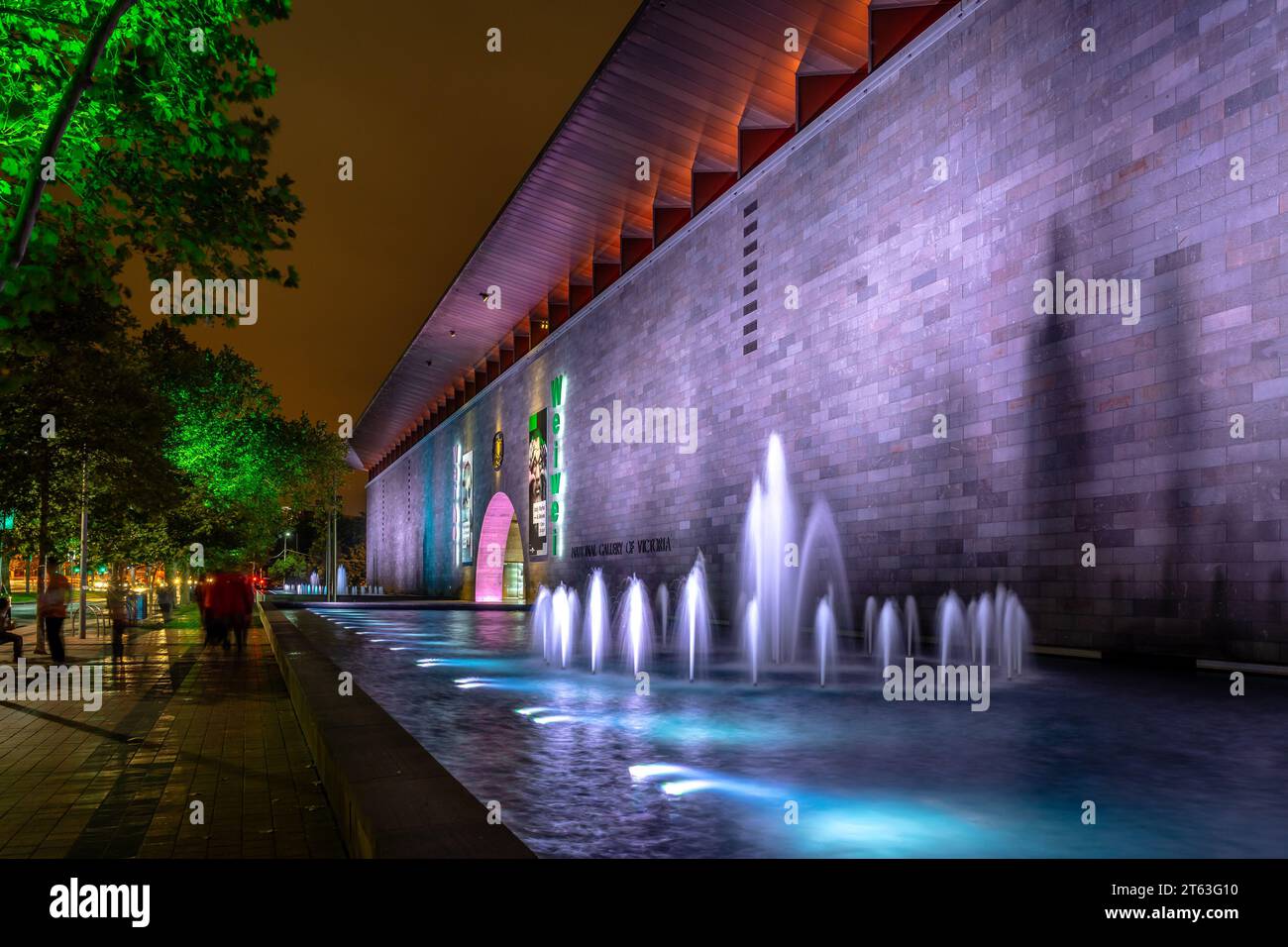 Melbourne, VIC, Australien - die National Gallery of Victoria wird nachts beleuchtet Stockfoto