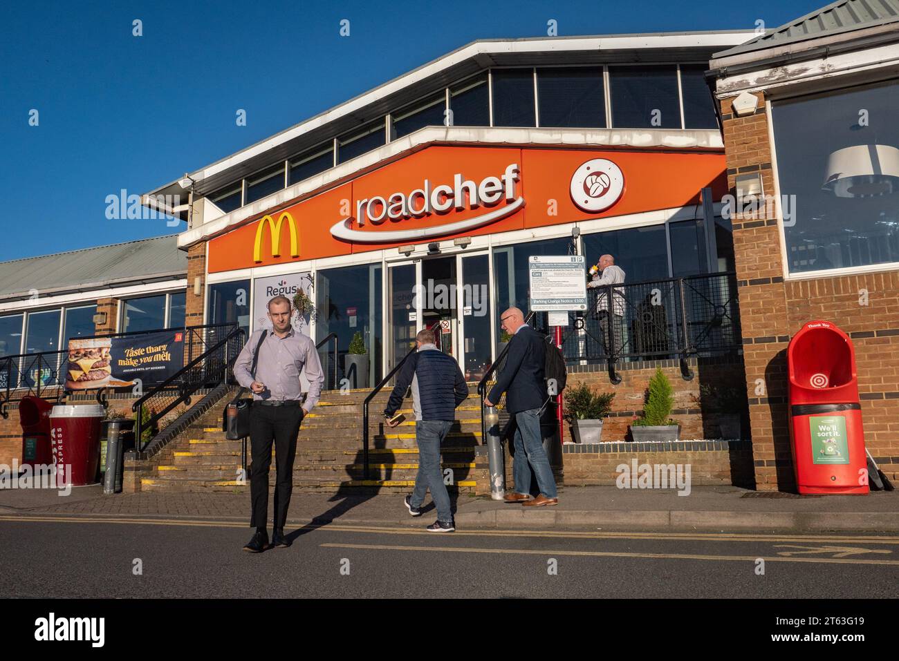 Der Watford Gap Motorway Services in südlicher Richtung an der M1 in der Nähe des Dorfes Watford, Northamptonshire, England. Quelle: SMP News / Alamy Live News Stockfoto