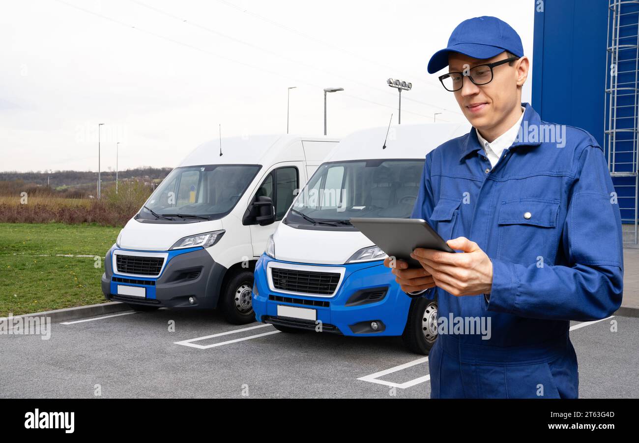 Die Lieferwagen stehen in einer Reihe. Kommerzielle Flotte. Stockfoto